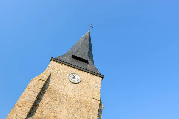 这张风景画是夏天在欧洲 诺曼底 塞纳海拍的 在阳光下 我们看到了法国传统村庄Saint Sylvain教堂的钟塔 — 图库照片