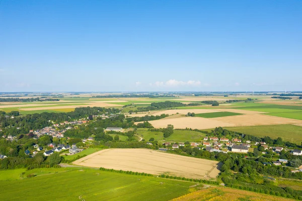 这张风景画是夏天在欧洲 诺曼底拍的 我们可以看到诺曼底农村及其村庄和田野 在阳光下 — 图库照片