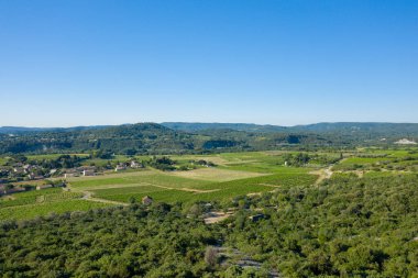 Bu manzara fotoğrafı Avrupa, Fransa, Ardeche, yaz aylarında çekildi. Ardeche kırsalını ve ormanlarını gözün görebildiği kadar güneşin altında görebiliyoruz..