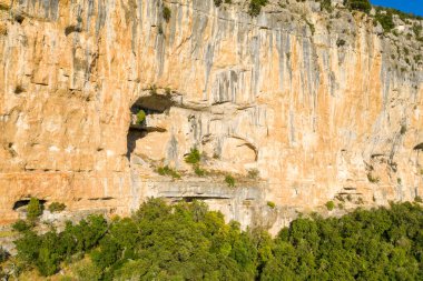 Bu manzara fotoğrafı Avrupa, Fransa, Ardeche, yaz aylarında çekildi. Gorges de Ardeche 'de güneşin altında büyük bir erozyon deliği görüyoruz..