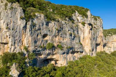 Bu manzara fotoğrafı Avrupa, Fransa, Ardeche, yaz aylarında çekildi. Güneşin altında, Ardeche Boğazı 'nın aşınmış uçurumlarını görebiliriz..