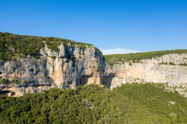 Bu manzara fotoğrafı Avrupa, Fransa, Ardeche, yaz aylarında çekildi. Güneşin altındaki Ardeche Boğazı 'ndaki kayaları ve ormanları görüyoruz..