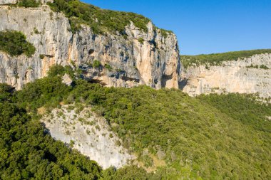 Bu manzara fotoğrafı Avrupa, Fransa, Ardeche, yaz aylarında çekildi. Güneşin altında, uçurumun kenarındaki Gorges de Ardeche ve ormanlarını görebiliyoruz..