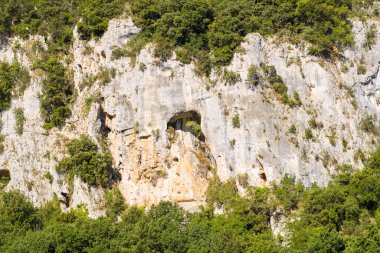 Bu manzara fotoğrafı Avrupa, Fransa, Ardeche, yaz aylarında çekildi. Güneşin altındaki Gorges de Ardeche kayalıklarındaki kayaları görebiliyoruz..