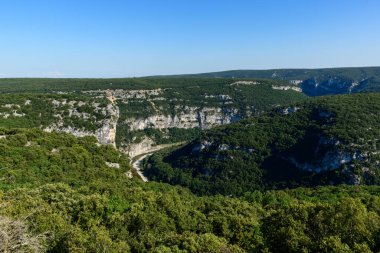 Bu manzara fotoğrafı Avrupa, Fransa, Ardeche, yaz aylarında çekildi. Ardeche Boğazı 'nı görebiliyoruz, güneşin altında..