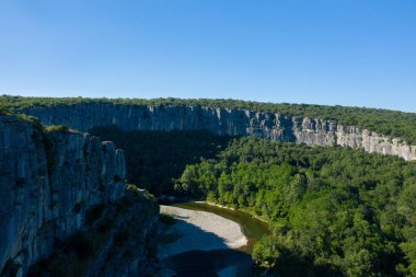 Bu manzara fotoğrafı Avrupa, Fransa, Ardeche, yaz aylarında çekildi. Ardeche Boğazı 'nın ortasındaki ormanı ve nehri görüyoruz. Güneşin altında..