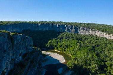 Bu manzara fotoğrafı Avrupa, Fransa, Ardeche, yaz aylarında çekildi. Nehiri, Ardeche Boğazı 'nın ortasında, güneşin altında görüyoruz..