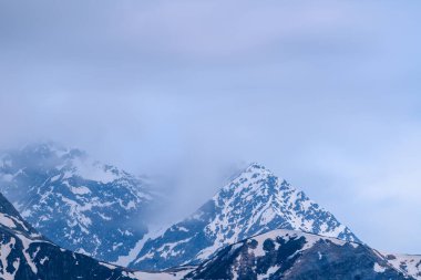 Bu manzara fotoğrafı Avrupa 'da, Fransa' da, Alpler 'de, yazın Chamonix' e doğru çekildi. Mont Blanc Massif 'teki siste Mont Lachat' ı görebiliyoruz..