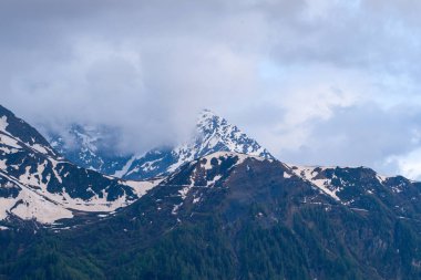 Bu manzara fotoğrafı Avrupa 'da, Fransa' da, Alpler 'de, yazın Chamonix' e doğru çekildi. Mont Blanc Massif 'de Mont Lachat' ı çevreleyen bulutları görebiliyoruz..