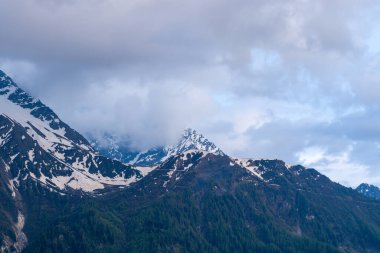 Bu manzara fotoğrafı Avrupa 'da, Fransa' da, Alpler 'de, yazın Chamonix' e doğru çekildi. Mont Blanc Massif 'teki bulutların altında Mont Lachat' ı görebiliyoruz..