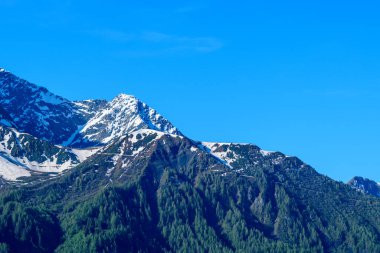 Bu manzara fotoğrafı Avrupa 'da, Fransa' da, Alpler 'de, yazın Chamonix' e doğru çekildi. Mont Blanc kalabalığında, güneşin altında Mont Lachat 'ın panoramik manzarasını görüyoruz..