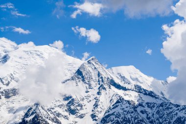 Bu manzara fotoğrafı Avrupa 'da, Fransa' da, Alpler 'de, yazın Chamonix' e doğru çekildi. Mont Blanc 'ı, Aiguille de Bionnassay' i ve Aiguille du Gouter 'ı Mont Blanc Massif' de, güneşin altında görebiliriz..