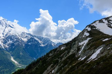 Bu manzara fotoğrafı Avrupa 'da, Fransa' da, Alpler 'de, yazın Chamonix' e doğru çekildi. Mont Blanc Massif 'i ve Aiguillette des Houches' ı Mont Blanc Massif 'in altında, güneşin altında görebiliriz..