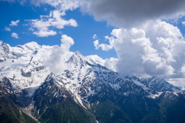 Bu manzara fotoğrafı Avrupa 'da, Fransa' da, Alpler 'de, yazın Chamonix' e doğru çekildi. Mont Blanc Massif 'i görebiliyoruz, güneşin altında..