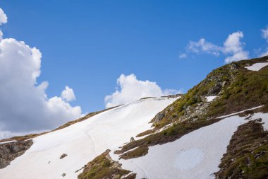Bu manzara fotoğrafı Avrupa 'da, Fransa' da, Alpler 'de, yazın Chamonix' e doğru çekildi. Mont Blanc 'taki Aiguillette des Houches' a doğru tepelik araziyi görebiliyoruz. Güneşin altında..