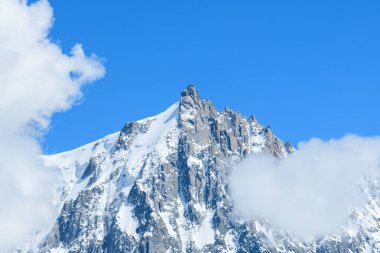 Bu manzara fotoğrafı Avrupa 'da, Fransa' da, Alpler 'de, yazın Chamonix' e doğru çekildi. Mont Blanc 'ta, güneşin altında kar kaplı Aiguille du Midi' yi görebiliyoruz..