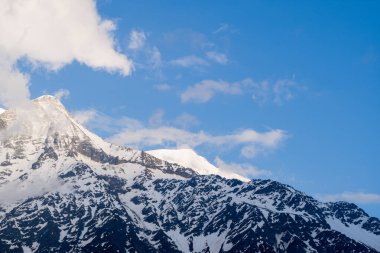 Bu manzara fotoğrafı Avrupa 'da, Fransa' da, Alpler 'de, yazın Chamonix' e doğru çekildi. Aiguille de Bionnassay 'nin panoramik manzarasını görüyoruz. Mont Blanc Massif' te, güneşin altında..