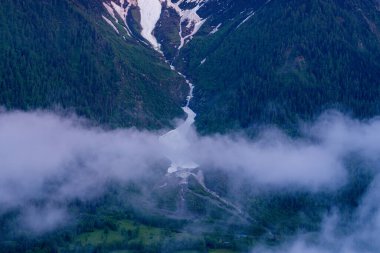 Bu manzara fotoğrafı Avrupa 'da, Fransa' da, Alpler 'de, yazın Chamonix' e doğru çekildi. Bulutların altında Paravalanche du Bougeat 'ı görüyoruz. Mont Blanc' ta, güneşin altında..