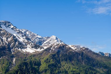 Bu manzara fotoğrafı Avrupa 'da, Fransa' da, Alpler 'de, yazın Chamonix' e doğru çekildi. Mont Blanc kalabalığında, güneşin altında Mont Lachat 'ın panoramik manzarasını görüyoruz..