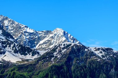 Bu manzara fotoğrafı Avrupa 'da, Fransa' da, Alpler 'de, yazın Chamonix' e doğru çekildi. Mont Blanc kalabalığında kar kaplı Mont Lachat 'ı görüyoruz, güneşin altında..