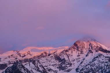Bu manzara fotoğrafı Avrupa 'da, Fransa' da, Alpler 'de, yazın Chamonix' e doğru çekildi. Gün batımında Mont Blanc ve Aiguille du Gouter 'ı izleyebiliriz..