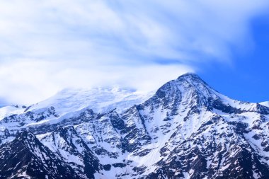Bu manzara fotoğrafı Avrupa 'da, Fransa' da, Alpler 'de, yazın Chamonix' e doğru çekildi. Mont Blanc 'ı ve Aiguille du Gouter' ı sisin içinde, güneşin altında görebiliriz..