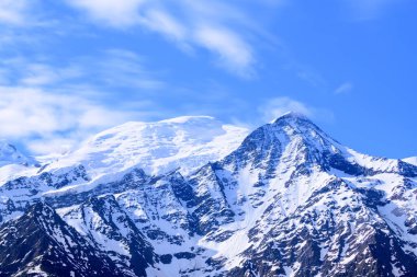 Bu manzara fotoğrafı Avrupa 'da, Fransa' da, Alpler 'de, yazın Chamonix' e doğru çekildi. Mont Blanc ve Aiguille du Gouter üzerinde hareket eden bulutları görüyoruz, güneşin altında..