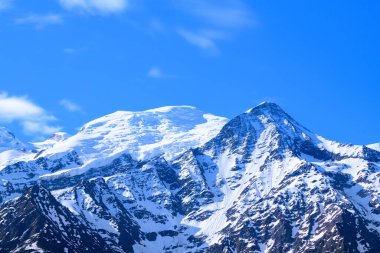 Bu manzara fotoğrafı Avrupa 'da, Fransa' da, Alpler 'de, yazın Chamonix' e doğru çekildi. Mont Blanc 'ı ve Aiguille du Gouter' ı güzel mavi bir gökyüzünün altında, güneşin altında görebiliriz..
