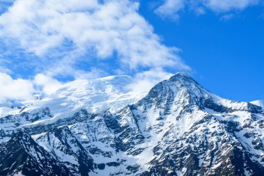 Bu manzara fotoğrafı Avrupa 'da, Fransa' da, Alpler 'de, yazın Chamonix' e doğru çekildi. Bulutların altında Mont Blanc ve Aiguille du Gouter 'ı görebiliyoruz..