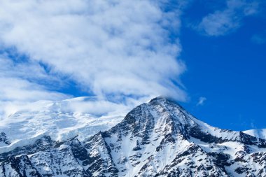 Bu manzara fotoğrafı Avrupa 'da, Fransa' da, Alpler 'de, yazın Chamonix' e doğru çekildi. Mont Blanc ve Aiguille du Gouter 'ı görüyoruz. Etrafı bulutlarla çevrili, güneşin altında..
