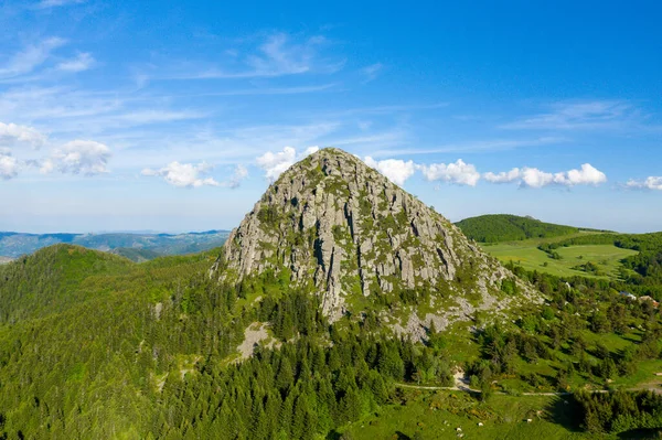 Bu manzara fotoğrafı Avrupa, Fransa, Ardeche, yaz aylarında çekildi. Ardeche kırsalının ortasında, güneşin altında Mont de Gerbier de Jonc 'u görüyoruz..