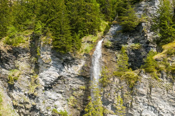 这张风景画是夏天在欧洲 阿尔卑斯山的博福特拍摄的 我们在阳光下的圣桂林大坝湖畔看到瀑布 — 图库照片