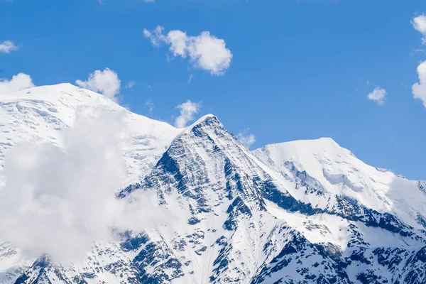 Bu manzara fotoğrafı Avrupa 'da, Fransa' da, Alpler 'de, yazın Chamonix' e doğru çekildi. Mont Blanc 'ın üstündeki bulutları, Aiguille de Bionnassay' i ve Aiguille du Gouter 'ı, güneşin altında görüyoruz..