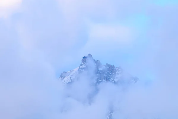 Bu manzara fotoğrafı Avrupa 'da, Fransa' da, Alpler 'de, yazın Chamonix' e doğru çekildi. Aiguille du Midi 'yi Mont Blanc kalabalığında, güneşin altında görüyoruz..
