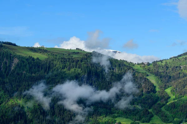 这张风景画是夏天在欧洲 在法国 在阿尔卑斯山 在沙门尼克斯拍摄的 我们看到Joly山上方的云彩和阳光下的Blanc山地块上的Voza上校 — 图库照片