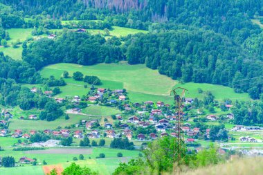Bu manzara fotoğrafı Avrupa 'da, Fransa' da, Alpler 'de, yazın Chamonix' e doğru çekildi. Mont Blanc Massif 'de Passy şehrini görüyoruz, güneşin altında..