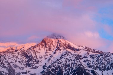 Bu manzara fotoğrafı Avrupa 'da, Fransa' da, Alpler 'de, yazın Chamonix' e doğru çekildi. Aiguille du Gouter 'ı Mont Blanc' ın içinde, güneşin altında görebiliriz..