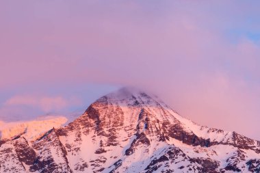 Bu manzara fotoğrafı Avrupa 'da, Fransa' da, Alpler 'de, yazın Chamonix' e doğru çekildi. Aiguille du Gouter 'in üstündeki bulutları Mont Blanc kalabalığında, güneşin altında görüyoruz..