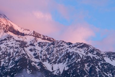 Bu manzara fotoğrafı Avrupa 'da, Fransa' da, Alpler 'de, yazın Chamonix' e doğru çekildi. Aiguille de Bionnassay 'in üstündeki pembe bulutları Mont Blanc kalabalığında, güneşin altında görebiliriz..