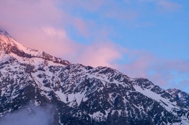 Bu manzara fotoğrafı Avrupa 'da, Fransa' da, Alpler 'de, yazın Chamonix' e doğru çekildi. Aiguille de Bionnassay 'i gün batımında Mont Blanc kalabalığında, güneşin altında görüyoruz..