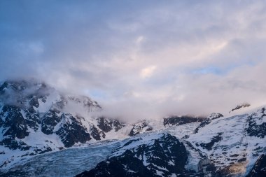 Bu manzara fotoğrafı Avrupa 'da, Fransa' da, Alpler 'de, yazın Chamonix' e doğru çekildi. Mont Blanc du Tacul 'u sisin içinde görebiliyoruz..