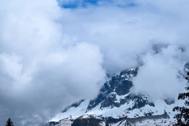 Bu manzara fotoğrafı Avrupa 'da, Fransa' da, Alpler 'de, yazın Chamonix' e doğru çekildi. Aiguille de Blaitiere 'i Mont Blanc kalabalığında bulutların altında gizlenmiş olarak görebiliriz..