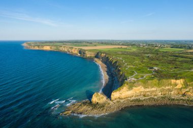 Bu manzara fotoğrafı Avrupa 'da, Fransa' da, Normandiya 'da, baharda Carentan' a doğru çekildi. La Pointe du Hoc 'u ve Norman kafesini görebiliyoruz, güneşin altında..