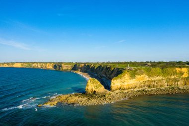 Bu manzara fotoğrafı Avrupa 'da, Fransa' da, Normandiya 'da, baharda Carentan' a doğru çekildi. La Pointe du Hoc 'u ve etkileyici uçurumlarını görebiliyoruz, güneşin altında..