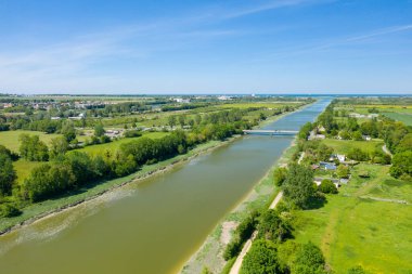 Bu manzara fotoğrafı yazın Avrupa, Fransa, Normandiya 'da Caen, Ranville' e doğru çekildi. Orne Kanalı 'nın üstündeki Ranville Köprüsü' nü görebiliyoruz. Güneşin altında..