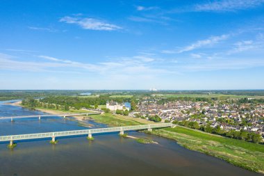 Bu manzara fotoğrafı Avrupa 'da, Fransa' da, Merkez Bölgede, Loiret 'te, yazın çekildi. Sully sur Loire şehrini ve ünlü kalesini görüyoruz, güneşin altında..