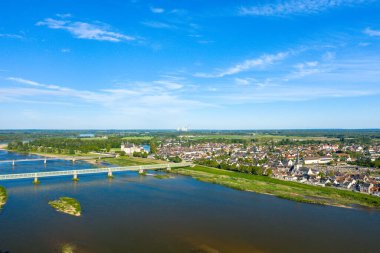 Bu manzara fotoğrafı Avrupa 'da, Fransa' da, Merkez Bölgede, Loiret 'te, yazın çekildi. Sully sur Loire şehrini ve iki Loire köprüsünü görebiliyoruz, güneşin altında..