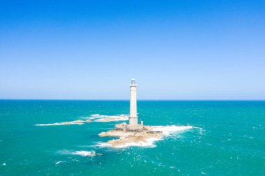 Bu manzara fotoğrafı ilkbaharda Avrupa, Fransa, Normandiya, Manche 'de çekildi. Dalgaların Cap de la Hague Deniz Feneri 'nin kayalarına vurduğunu görebiliyoruz..
