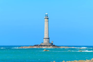 Bu manzara fotoğrafı ilkbaharda Avrupa, Fransa, Normandiya, Manche 'de çekildi. Le Phare du Cap de la Hague 'yi görebiliriz, güneşin altında..