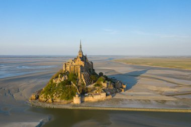 Bu manzara fotoğrafı ilkbaharda Avrupa, Fransa, Normandiya, Manche 'de çekildi. Mont-Saint-Michel 'in Normandiya kırsalına, güneşin altına hakim olduğunu görüyoruz..